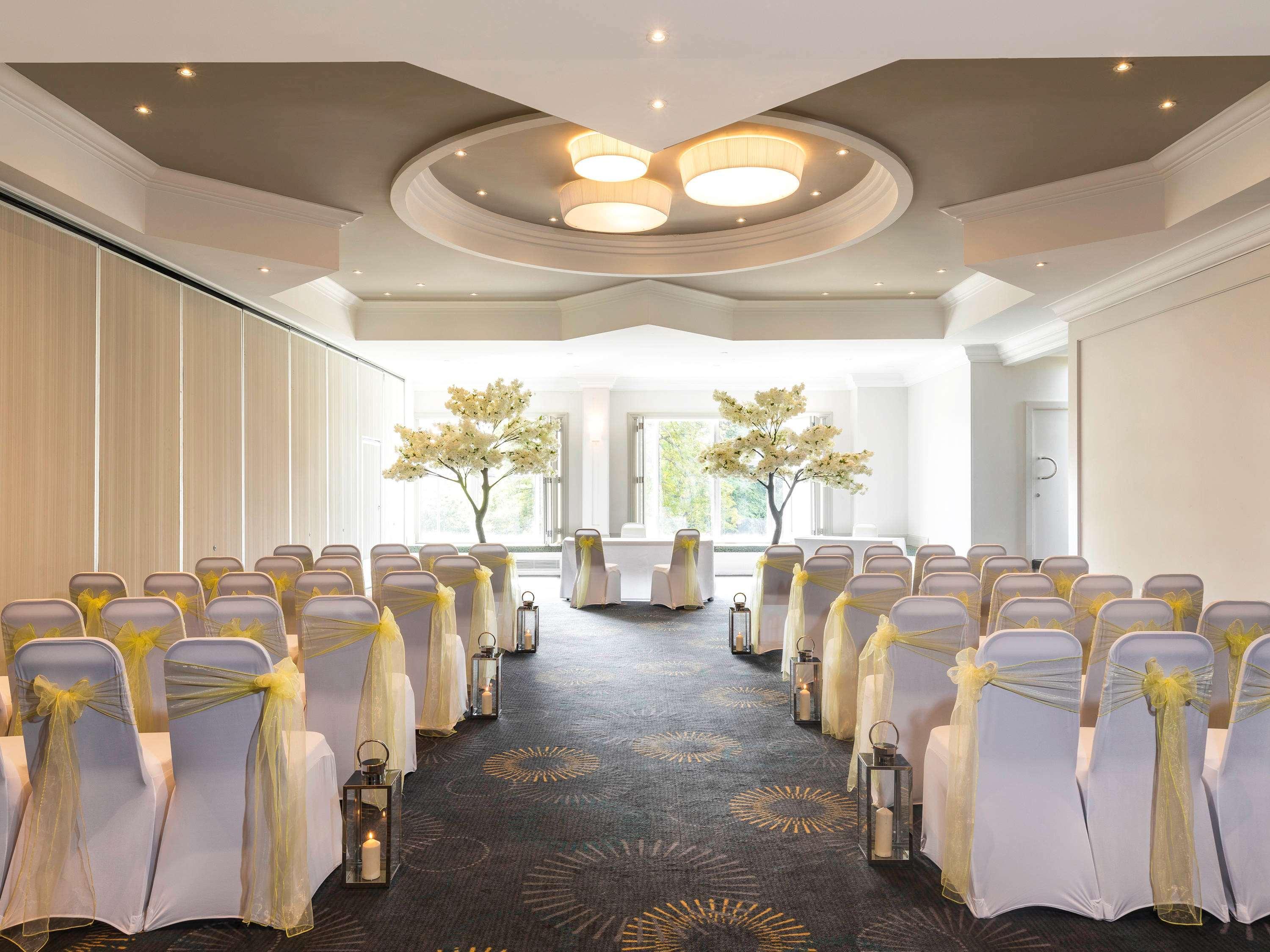 Mercure Bedford Centre Hotel Bagian luar foto
