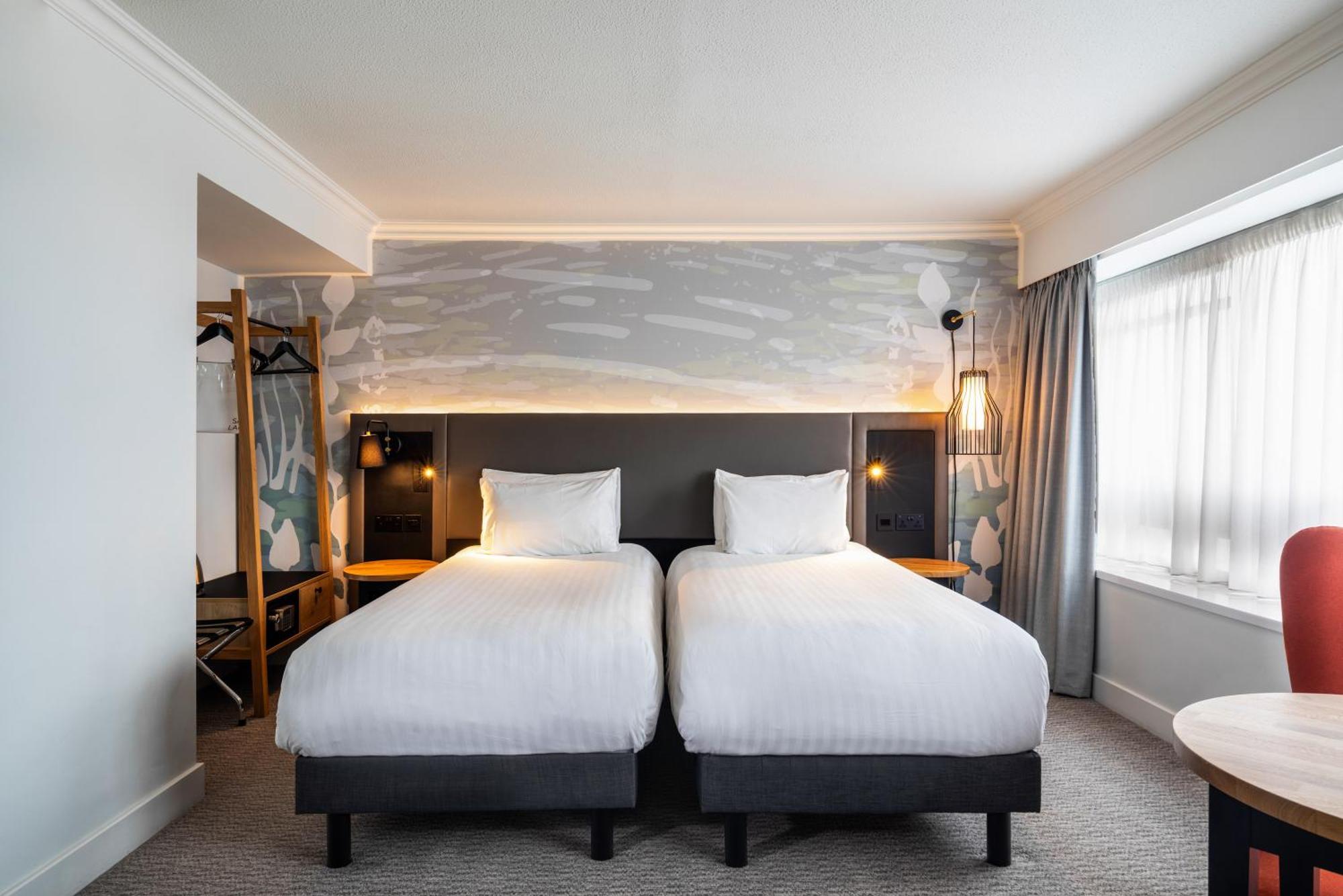 Mercure Bedford Centre Hotel Bagian luar foto