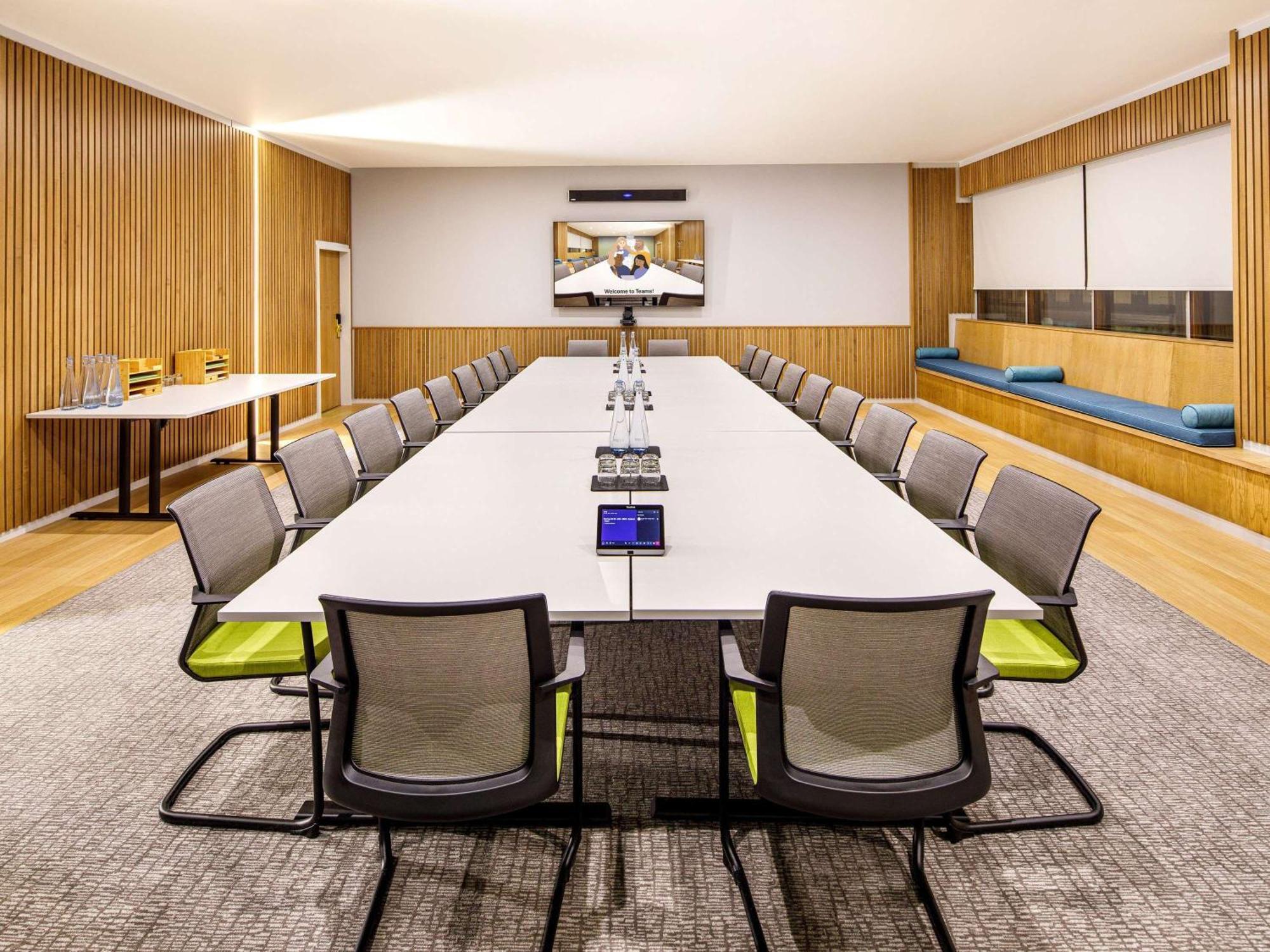 Mercure Bedford Centre Hotel Bagian luar foto