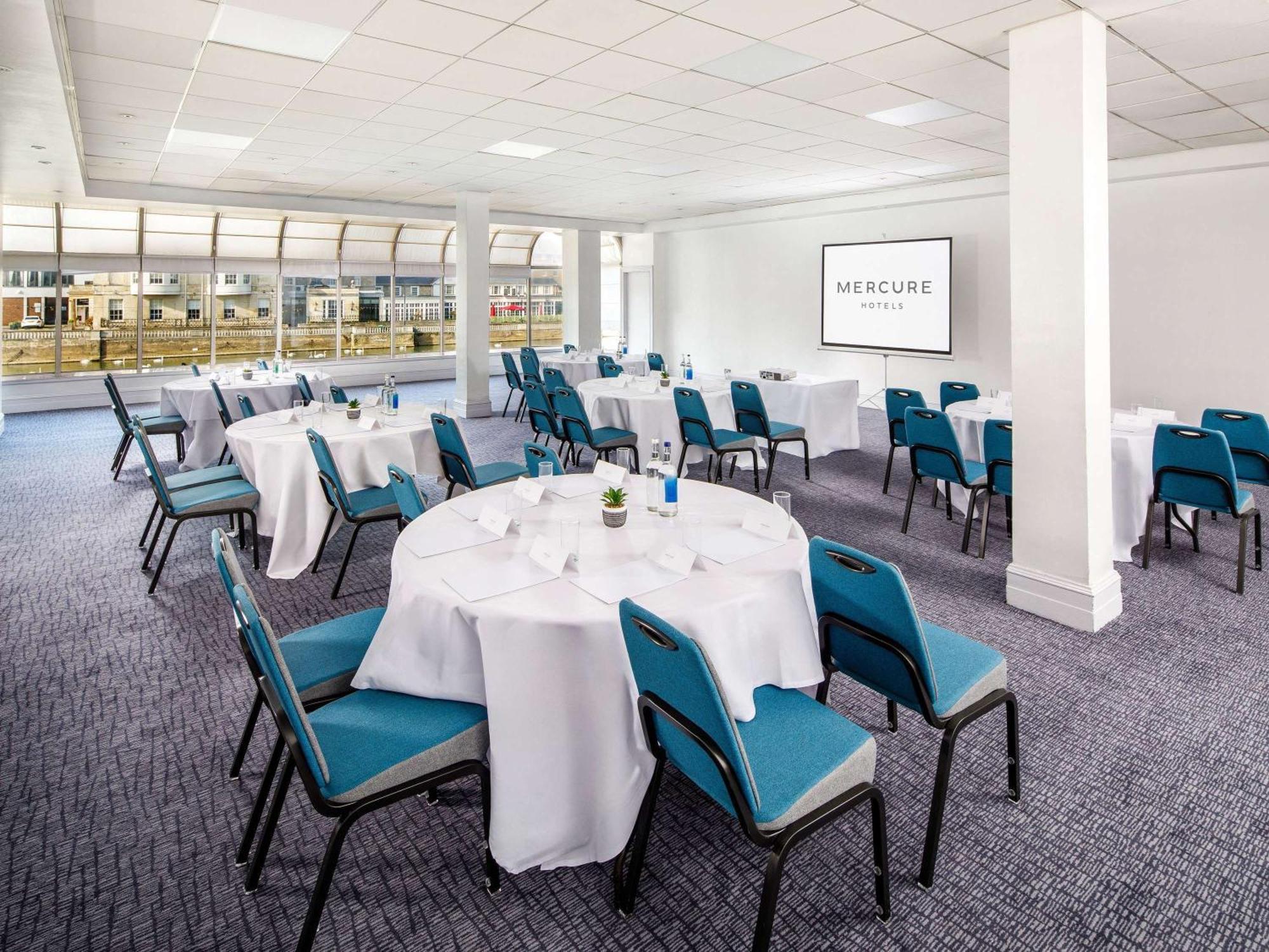 Mercure Bedford Centre Hotel Bagian luar foto