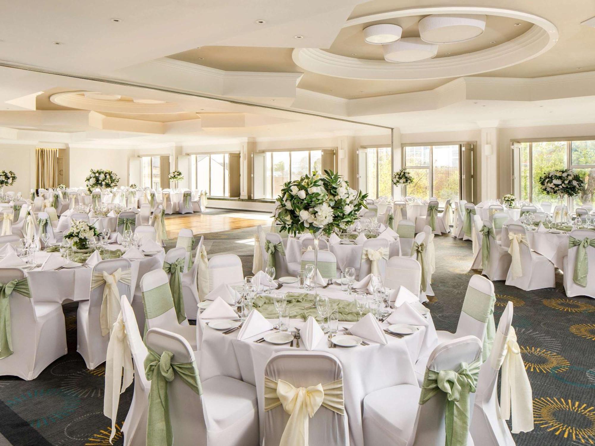 Mercure Bedford Centre Hotel Bagian luar foto