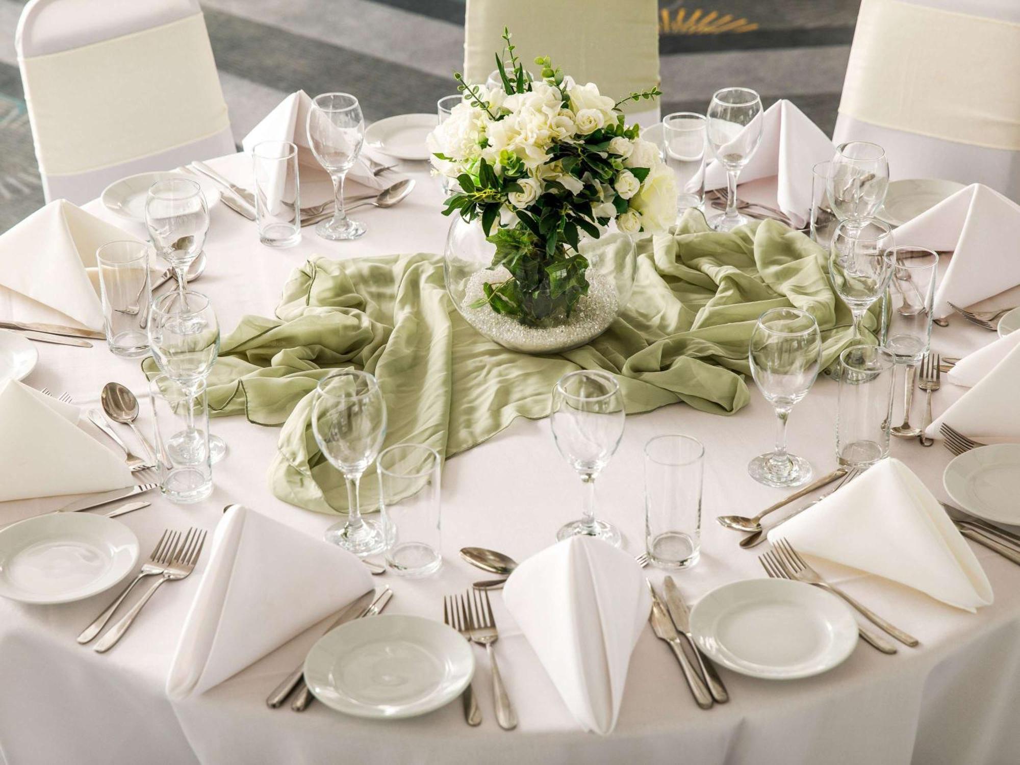 Mercure Bedford Centre Hotel Bagian luar foto