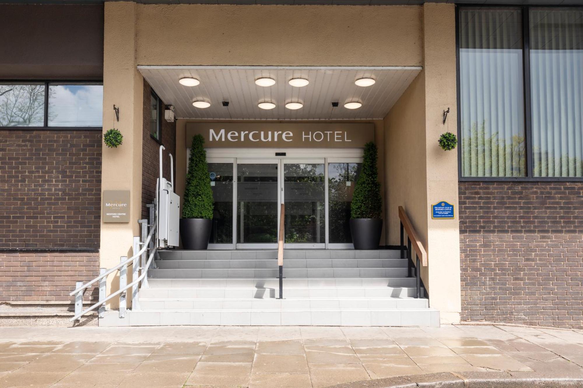 Mercure Bedford Centre Hotel Bagian luar foto