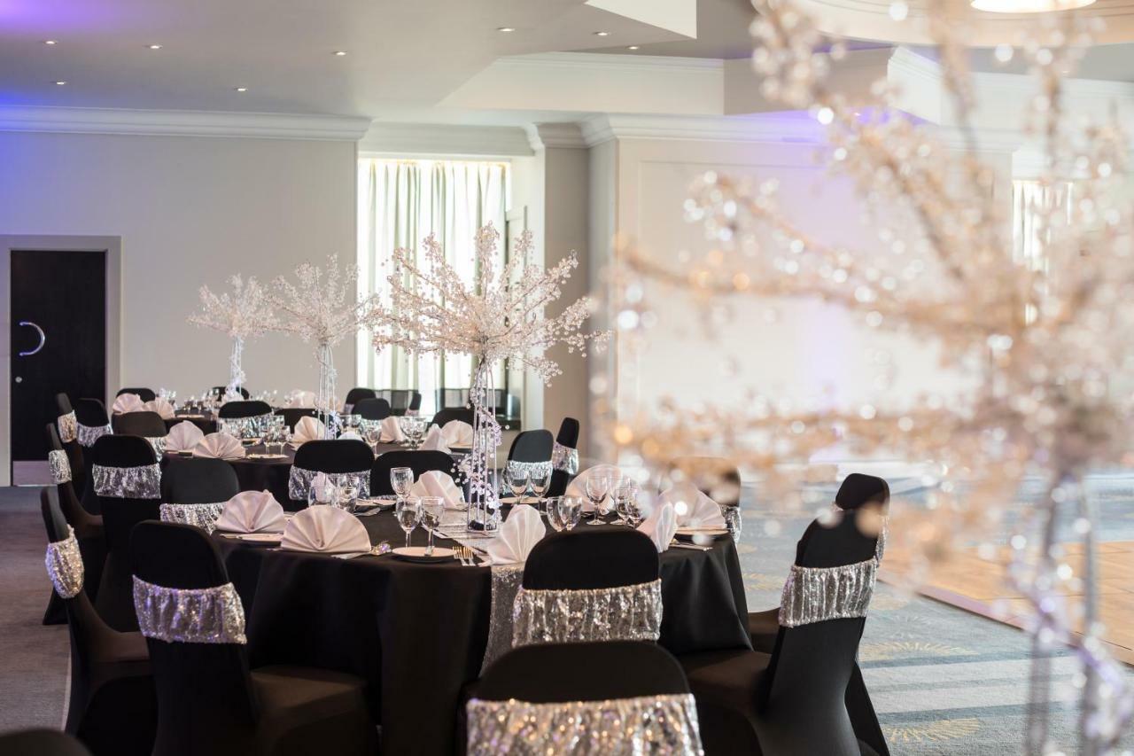 Mercure Bedford Centre Hotel Bagian luar foto
