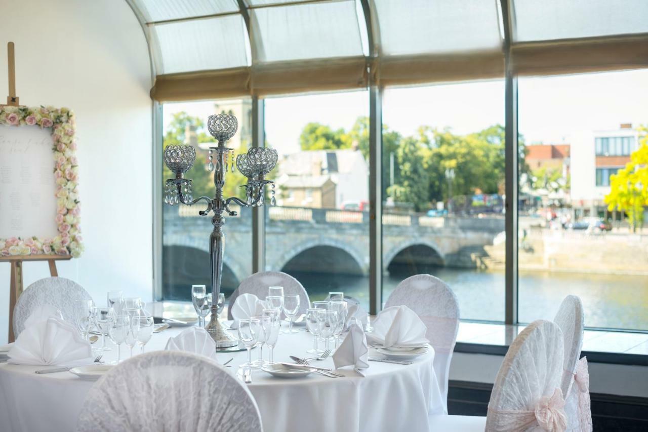 Mercure Bedford Centre Hotel Bagian luar foto